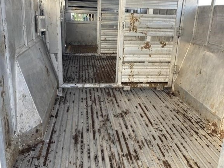 2020-featherlite-7.5x26-aluminum-livestock-trailer-image-9