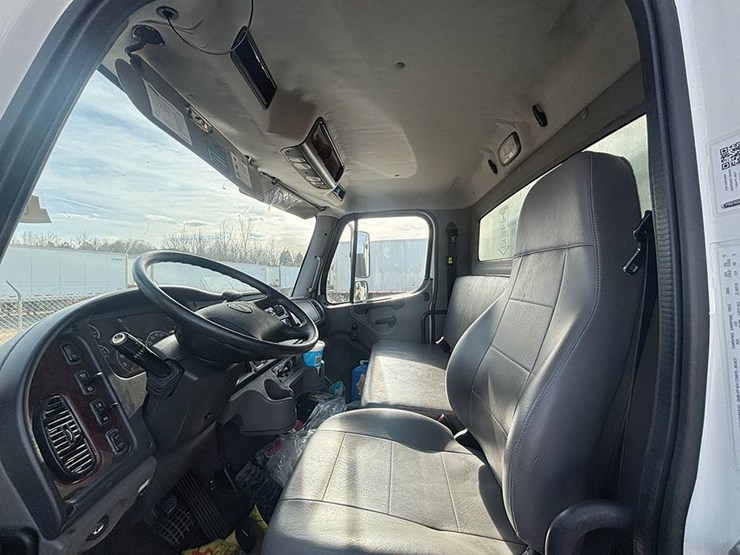 freightliner-m2-106-image-3