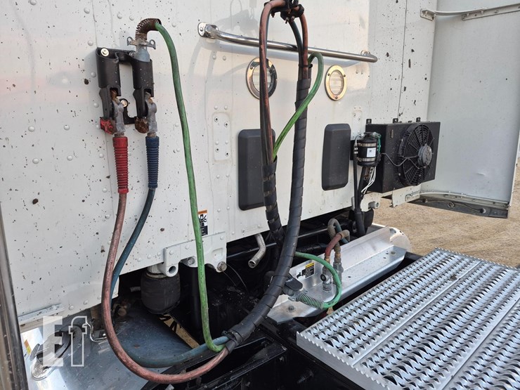 2024-peterbilt-579-image-16