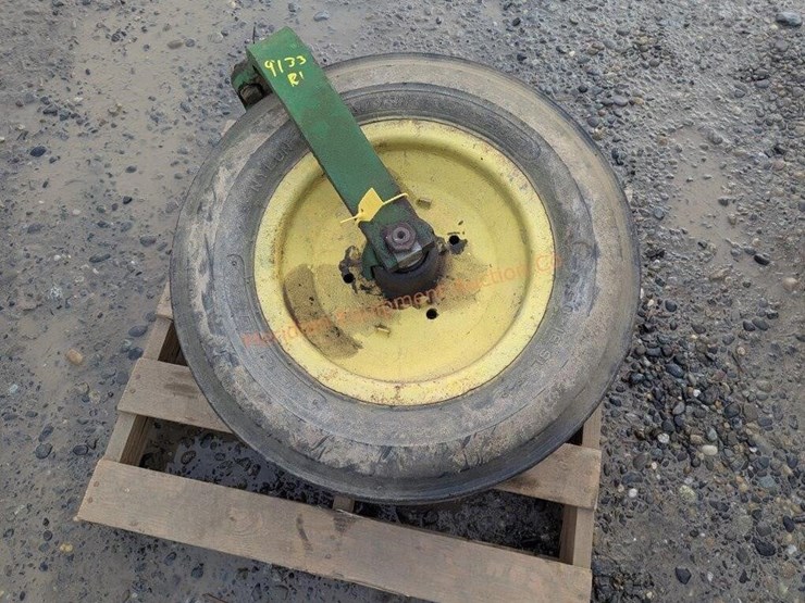 john-deere-520-image-1