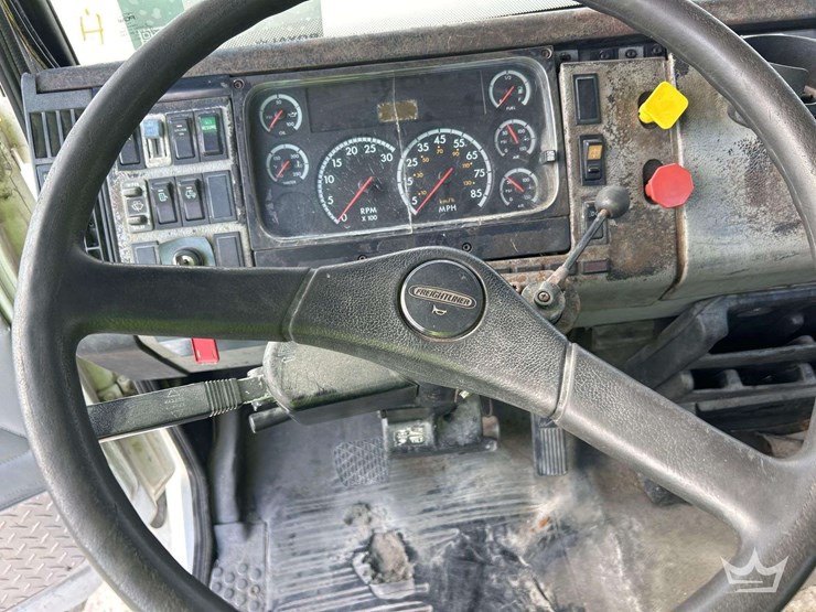 2002-freightliner-fl112-image-11