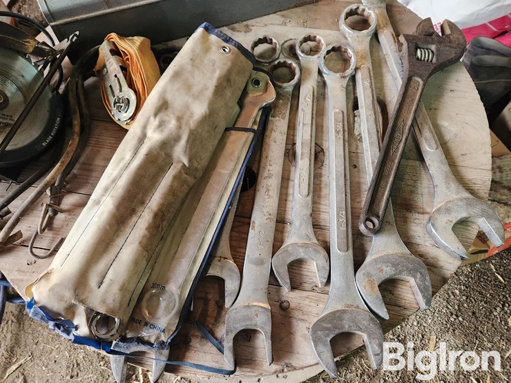 assorted-wrenches/storage-shelving-w/-fasteners-image-15