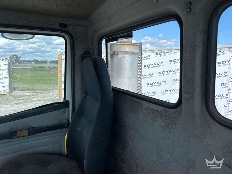 2002-freightliner-fl112-image-18