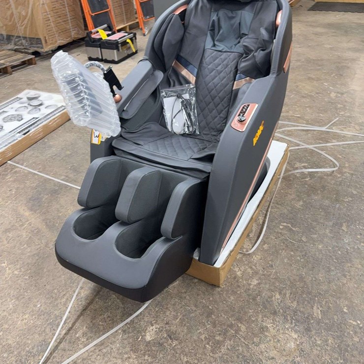 UNUSED MASSAGE CHAIR