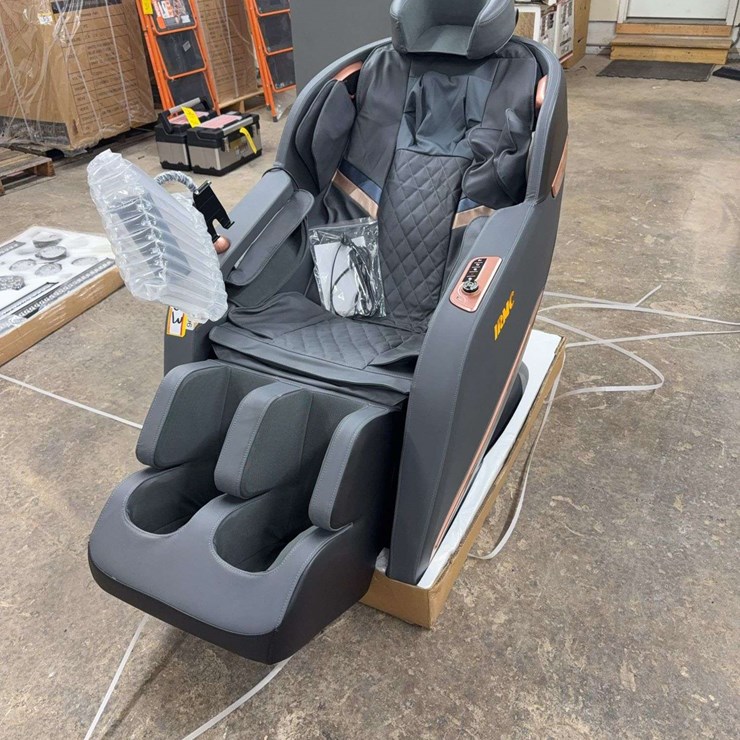 UNUSED MASSAGE CHAIR