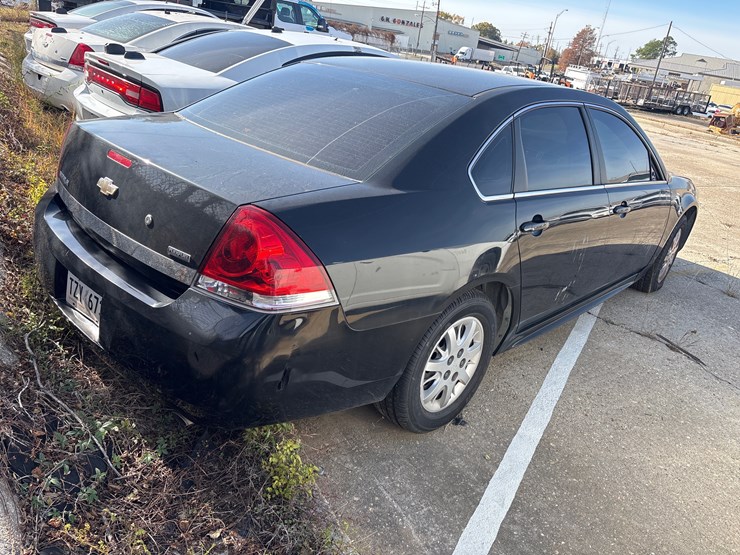 #6-•-2011-chevrolet-impala-image-3