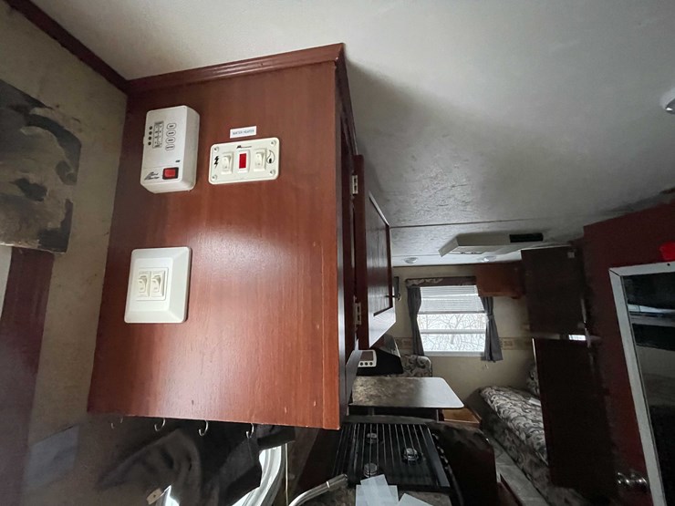 #7368-•-zinger-camper-trailer-(no-title)-image-32