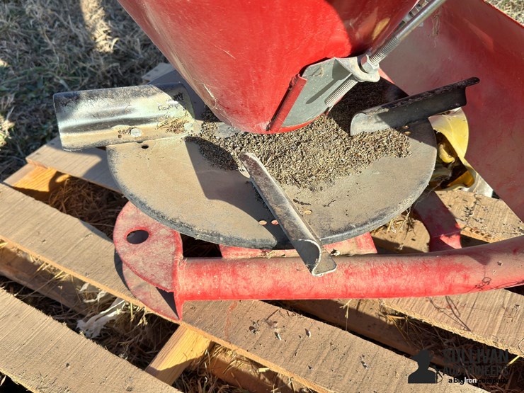 2022-behlen-country-3-pt-fertilizer-spreader-image-12