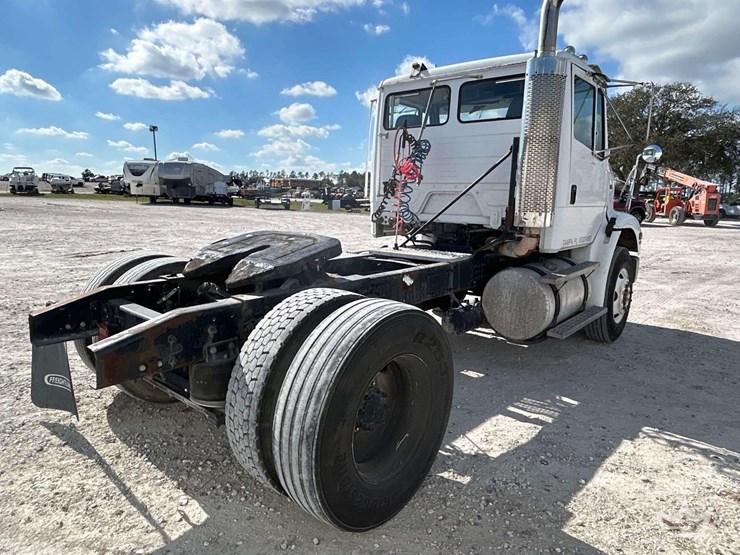 2002-freightliner-fl112-image-3