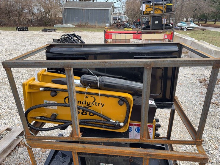 agt-skid-steer-breaker-sshh680-image-1