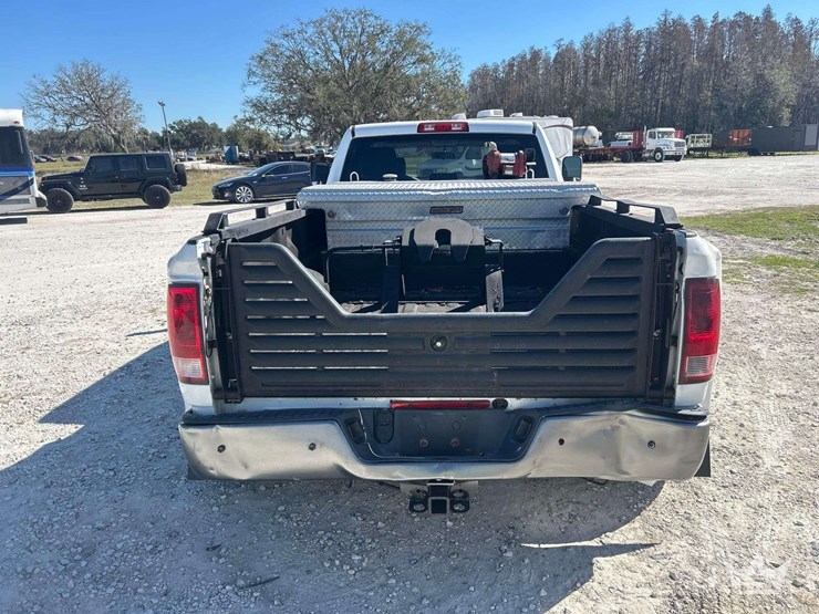 2011-dodge-ram-3500-image-19