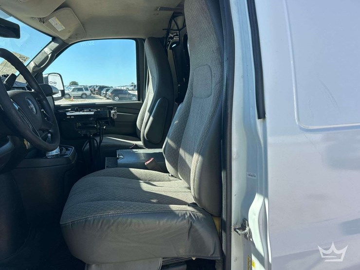 2014-gmc-3500-image-12