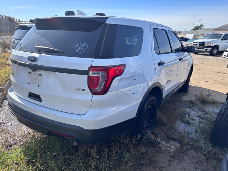 #20-•-2017-ford-intreceptor-image-3