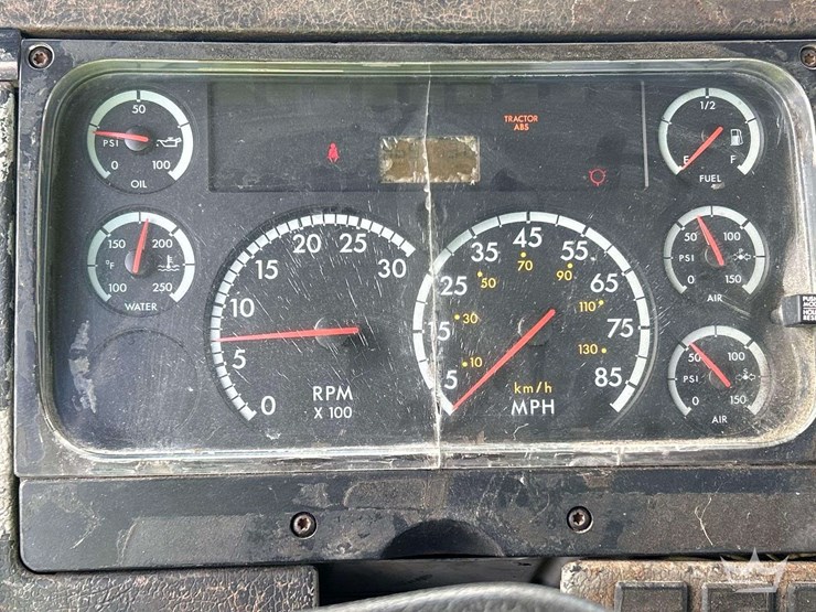 2002-freightliner-fl112-image-12