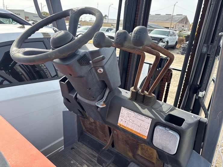 2005-toyota-7fbcu25-image-10