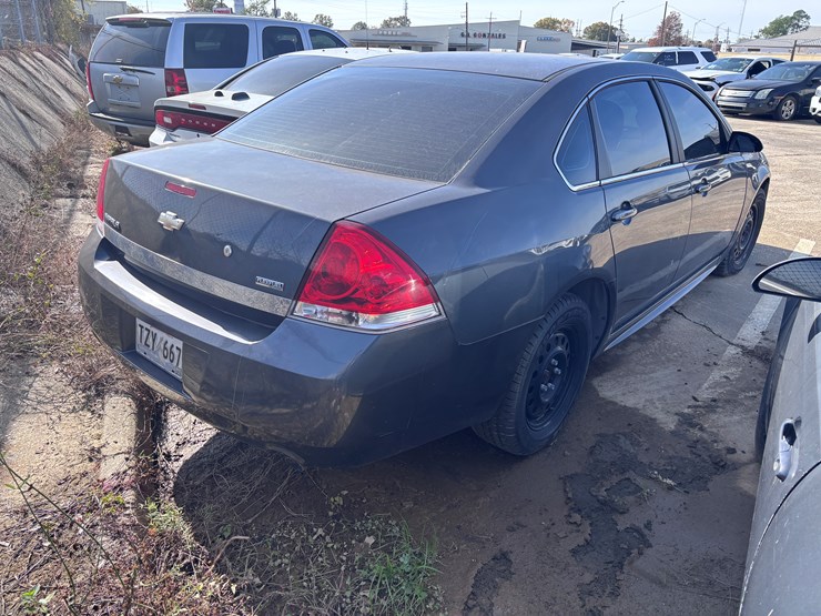 #13-•-2011-chevrolet-impala-image-4