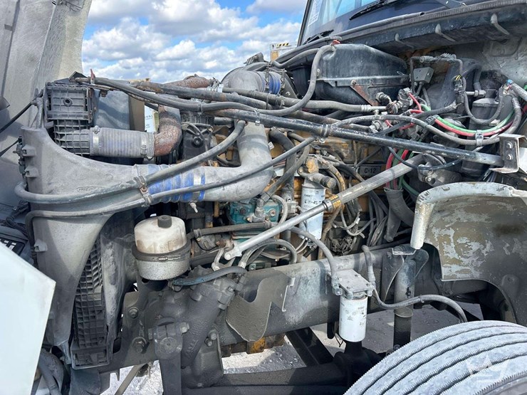 2002-freightliner-fl112-image-7