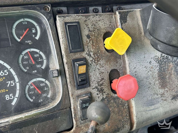 2002-freightliner-fl112-image-14