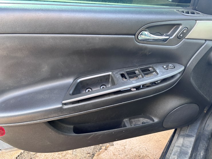 #14-•-2011-chevrolet-impala-image-12