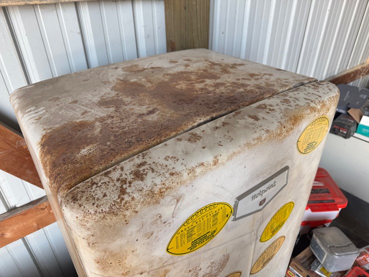 #7676-•-vintage-hot-point-refrigerator-image-3