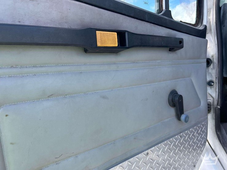 2002-freightliner-fl112-image-9