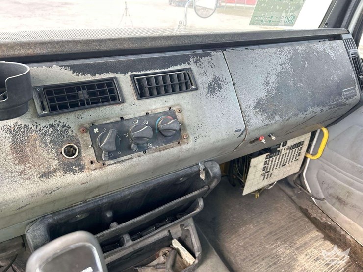 2002-freightliner-fl112-image-15