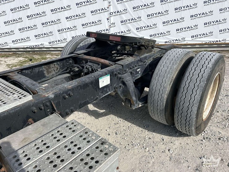 2002-freightliner-fl112-image-19