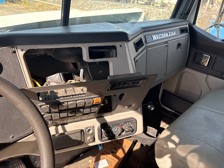 2017-western-star-4700-image-11