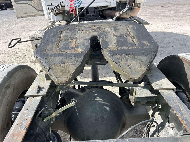 2002-freightliner-fl112-image-21