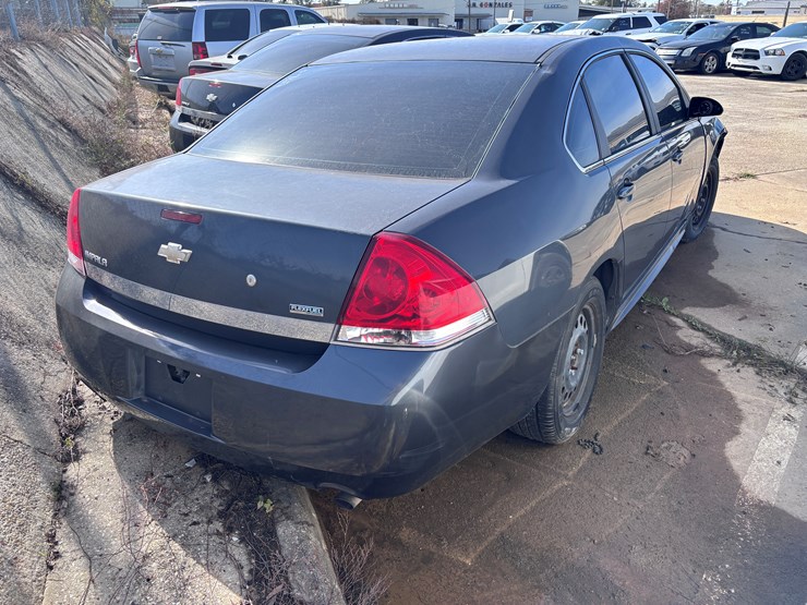 #14-•-2011-chevrolet-impala-image-3