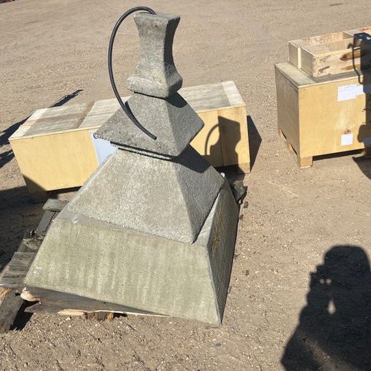 #30541 • CONCRETE WATER FOUNTAIN