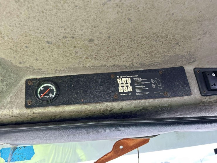 2002-freightliner-fl112-image-17