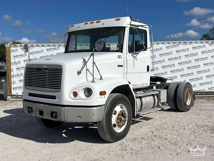 2002-freightliner-fl112-image-1