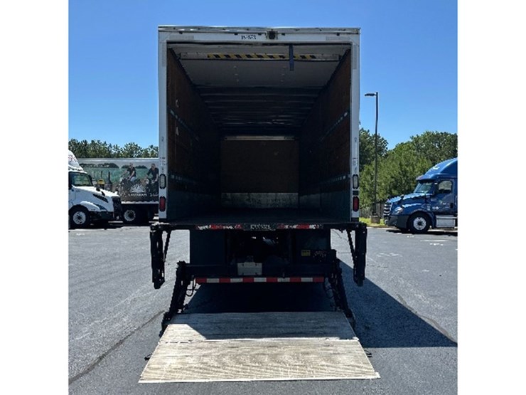 2017-freightliner-m2-106-image-3