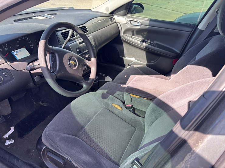 #13-•-2011-chevrolet-impala-image-6