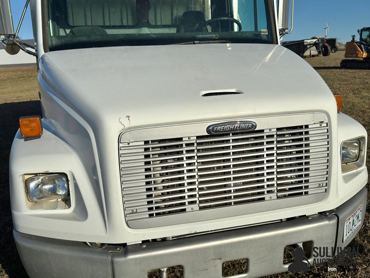 freightliner-fl70-image-11
