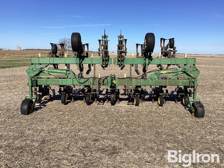john-deere-845-image-2