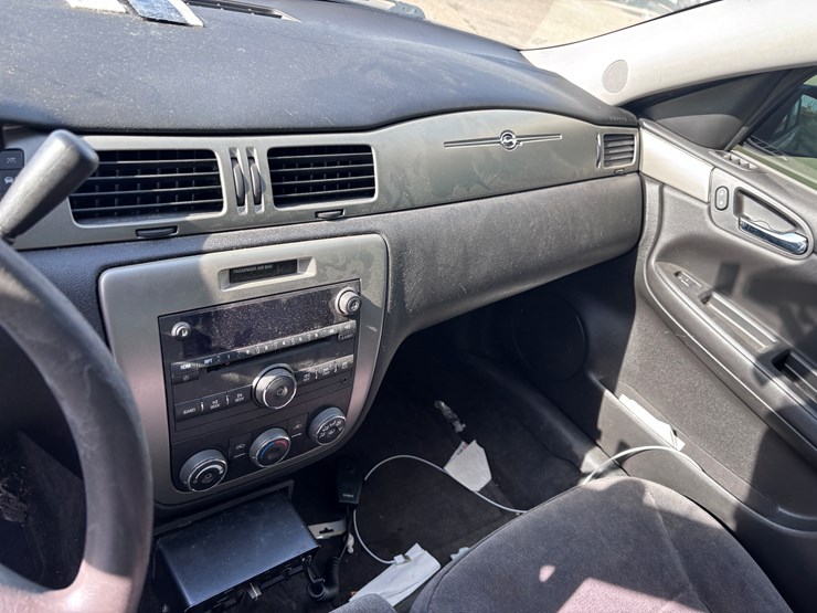 #13-•-2011-chevrolet-impala-image-8