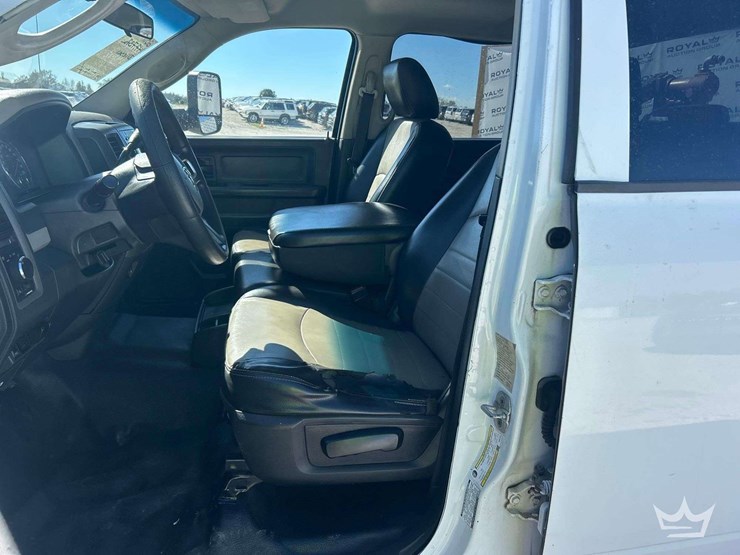 2011-dodge-ram-3500-image-13