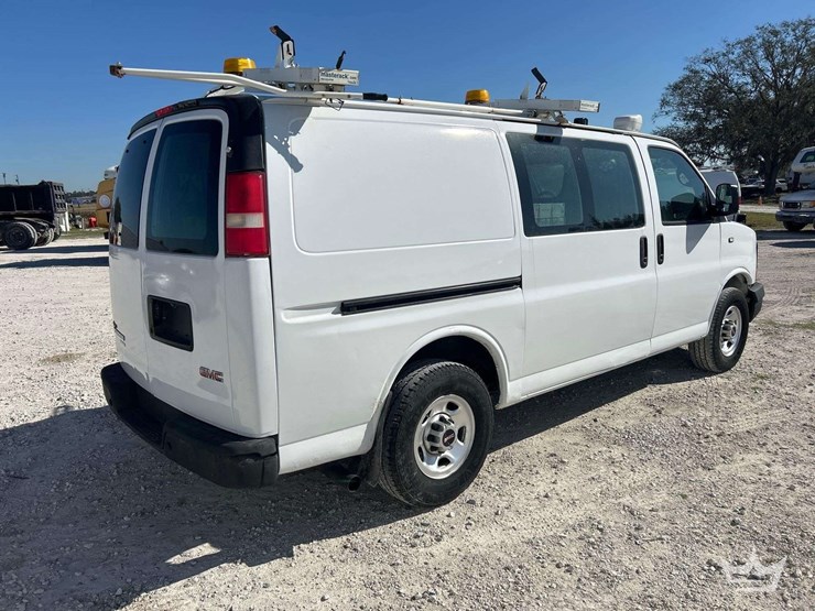 2014-gmc-3500-image-3