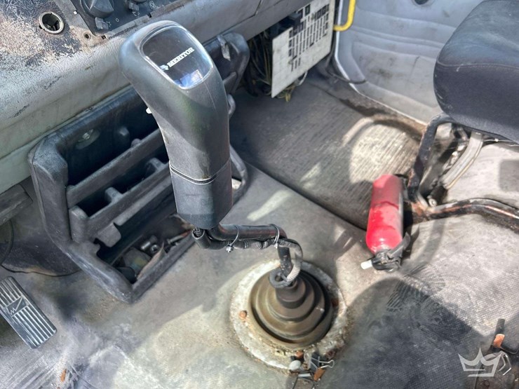 2002-freightliner-fl112-image-16