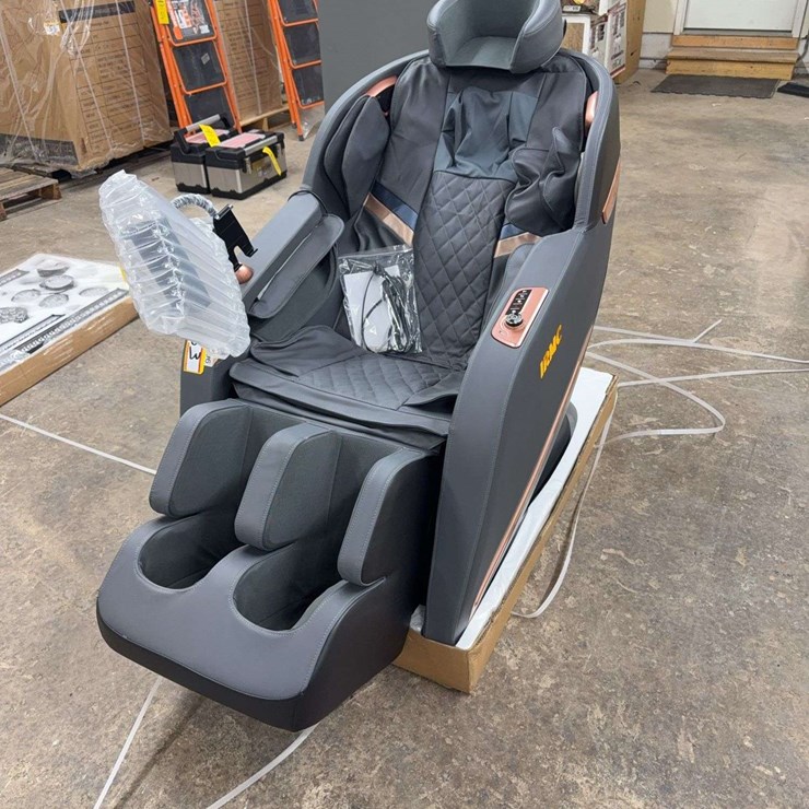 UNUSED MASSAGE CHAIR