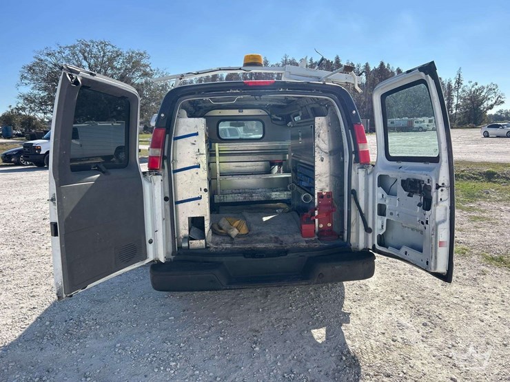 2014-gmc-3500-image-16