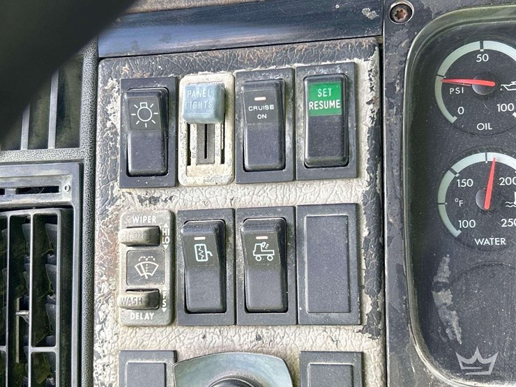 2002-freightliner-fl112-image-13