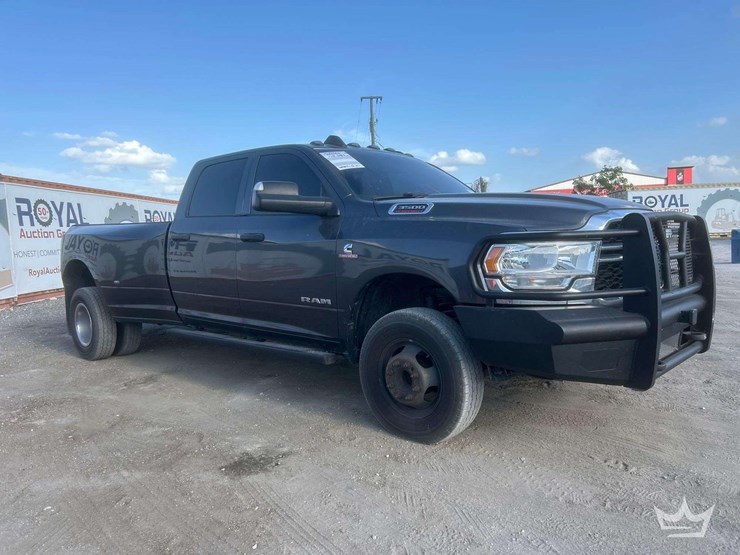 2020-dodge-3500-image-2
