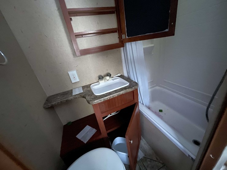 #7368-•-zinger-camper-trailer-(no-title)-image-13