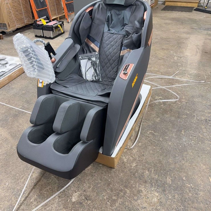 UNUSED MASSAGE CHAIR