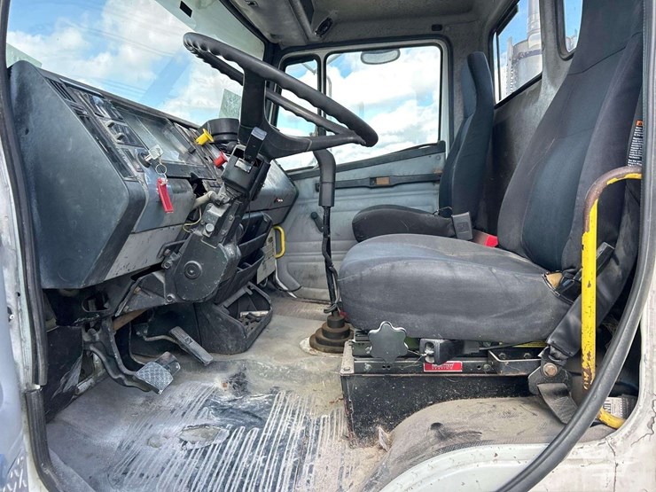 2002-freightliner-fl112-image-10