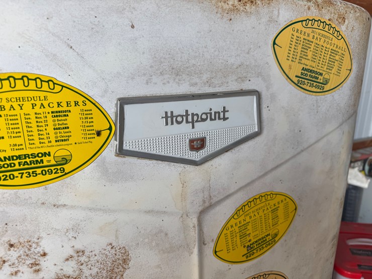 #7676-•-vintage-hot-point-refrigerator-image-2