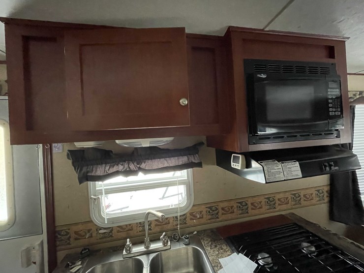 #7368-•-zinger-camper-trailer-(no-title)-image-18